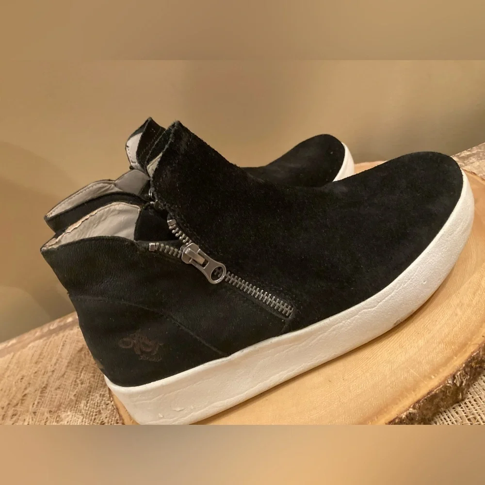 OTBT Astrid Sneaker ￼ Ankle Bootie Size 9 Ebony, Black‎ Side Zip Women’s